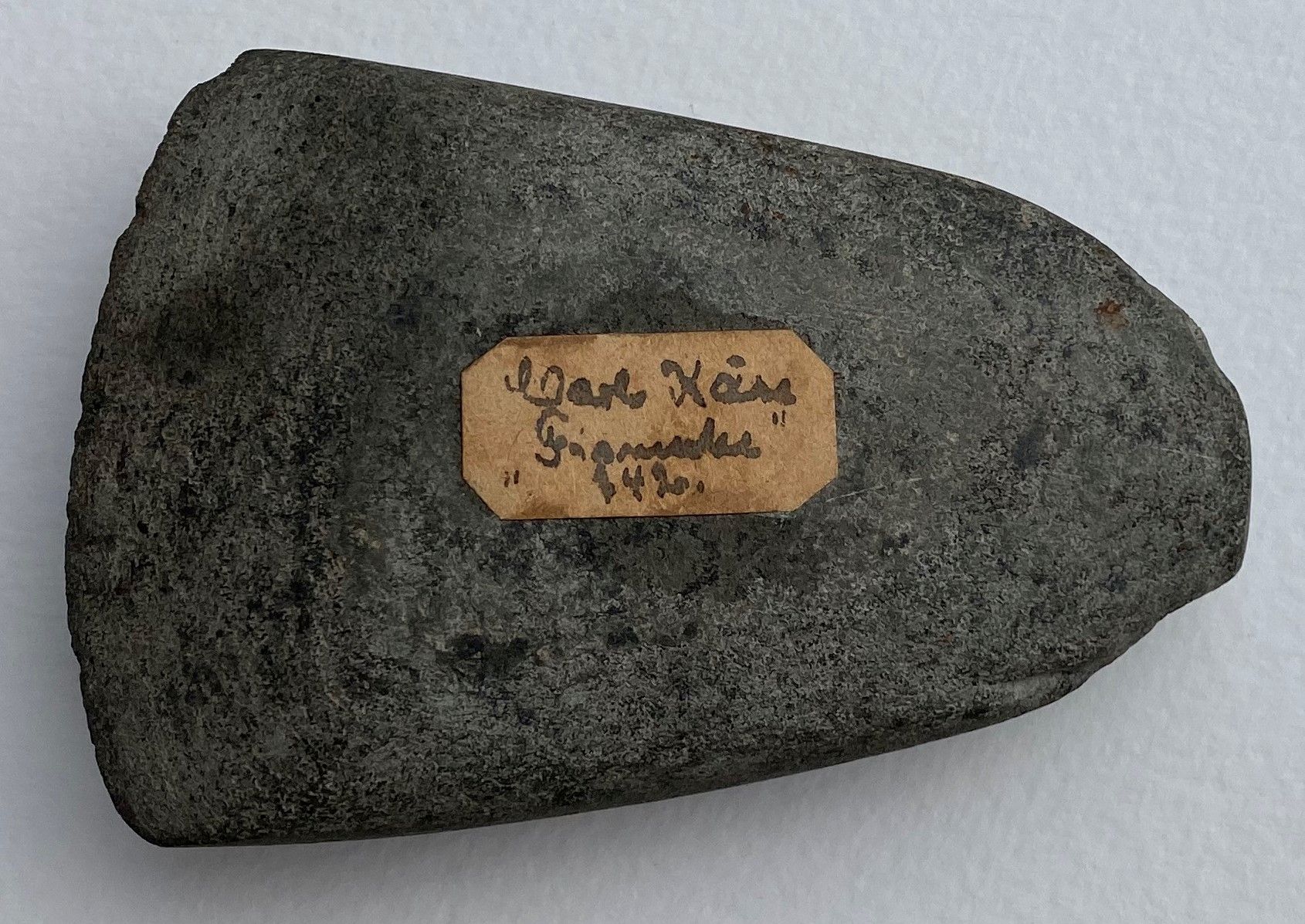 Steinbeil, gefunden 1942, geologische Sammlung Carl Kaese